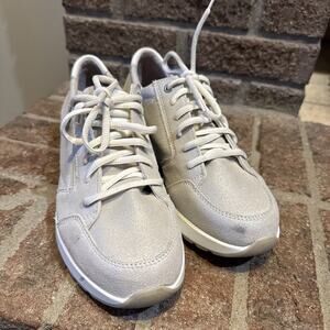 Munro Sutton Silver Leather Sneakers Size 8.5W